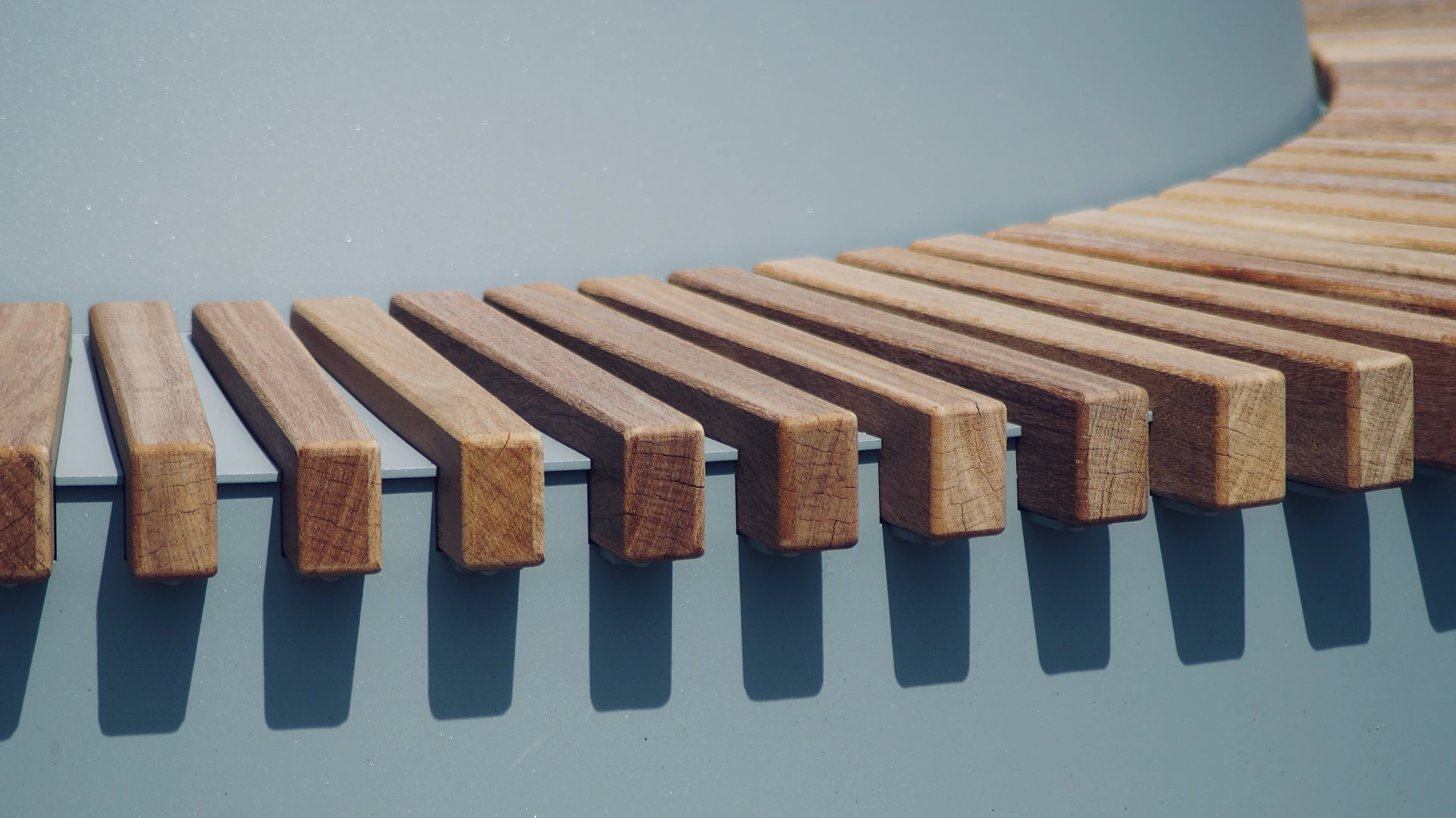 Primer plano de una estructura de madera, simbolizando la solidez y la continuidad necesaria en un negocio familiar, acompañada de un checklist de 15 claves para asegurar su continuidad.