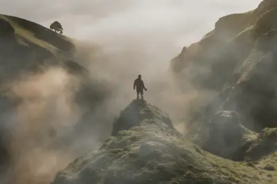Persona avanzando sola por una montaña entre nubes, símbolo de un nuevo liderazgo dentro de una empresa familiar.