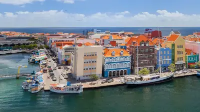 Vista del puerto y las fachadas coloridas de Willemstad, Curaçao.