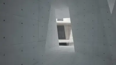 Estructura arquitectónica de hormigón con una abertura de luz, asociada a la protección internacional de activos.