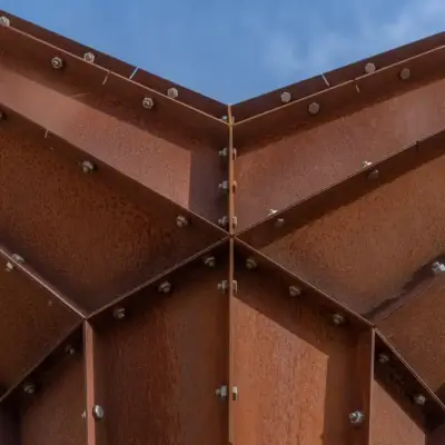 Unión de vigas metálicas, símbolo de estructura, estabilidad y seguridad económica.
