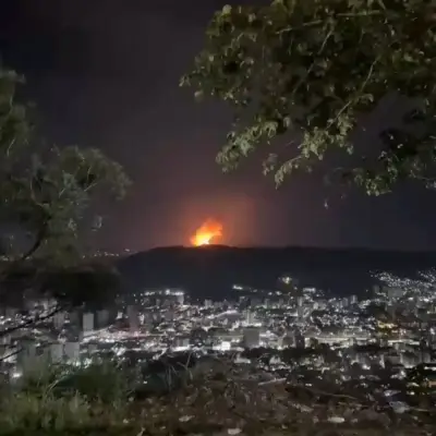 Vista nocturna de una ciudad con un resplandor en el horizonte, símbolo de exposición patrimonial en contextos de crisis.
