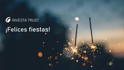 Bengalas encendidas con el mensaje de Felices Fiestas de Investa Trust.