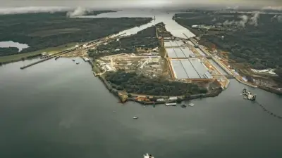 Vista aérea del Canal de Panamá y sus esclusas, asociada a una nota sobre reforma fiscal.
