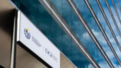 Fachada de un edificio institucional, utilizada como portada de una nota sobre cambios del IRPF en Uruguay.