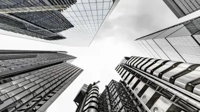 Vista ascendente entre rascacielos, asociada a una estrategia de inversión inmobiliaria en EE. UU.