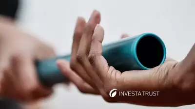 Primer plano de un relevo de testigo entre dos manos, simbolizando el traspaso de responsabilidades y patrimonio, representando la planificación para una transición generacional exitosa con InvestaTrust.