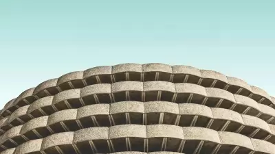 Imagen de un edificio con una arquitectura repetitiva y curva, representando estabilidad y organización, relacionado con los servicios de la Segregated Trust Company de Curaçao.