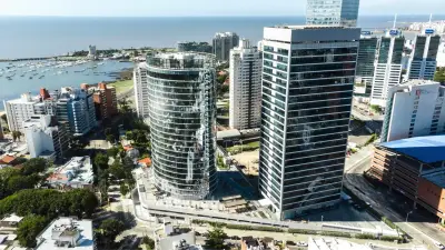 Vista aérea de un complejo de edificios modernos, asociada a una nota sobre Zonas Francas en Uruguay.