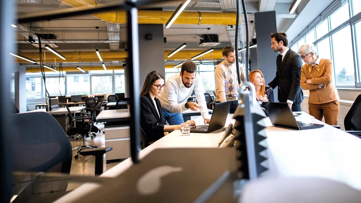 Equipo de profesionales colaborando en una oficina moderna, simbolizando las oportunidades de crecimiento y ventajas fiscales que ofrece Uruguay para empresas de software, trading y holding.