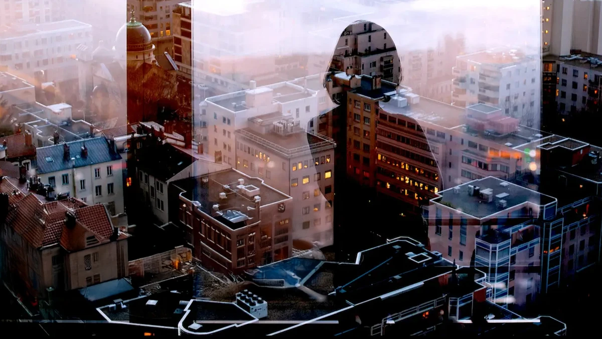 Imagen superpuesta de una silueta humana sobre un paisaje urbano con edificios, simbolizando la planificación estratégica y la toma de decisiones en entornos legales y fiscales complejos.