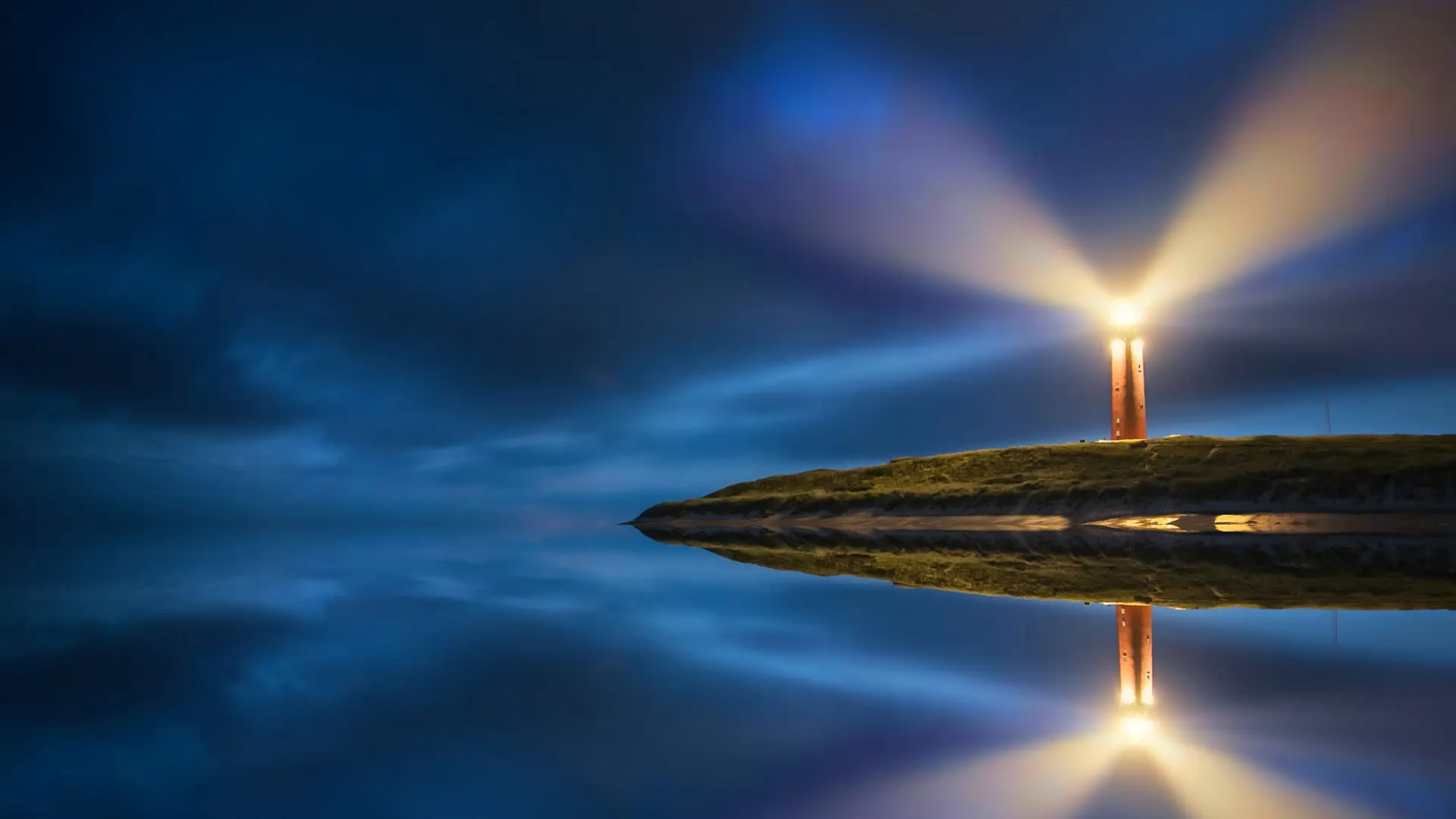 Faro Iluminando en la Oscuridad - Guía y Seguridad Faro emitiendo una fuerte luz en medio de la oscuridad sobre un paisaje costero, representando la guía y protección que InvestaTrust ofrece en la planificación patrimonial.