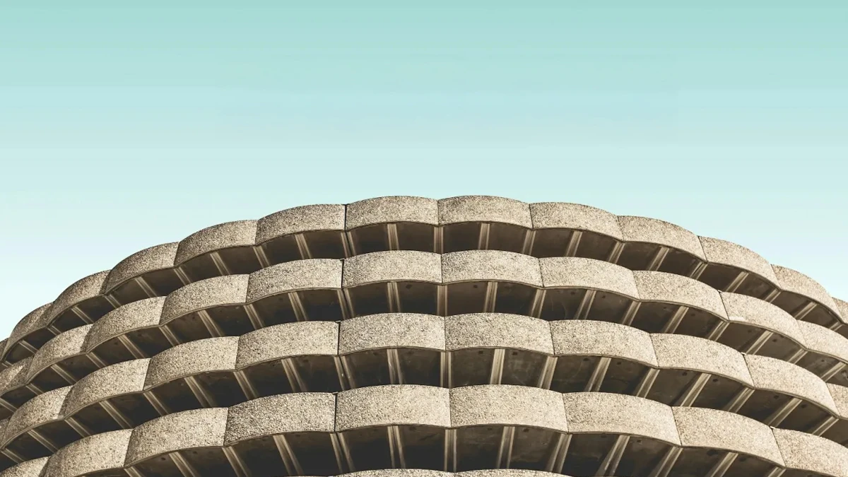 Imagen de un edificio con una arquitectura repetitiva y curva, representando estabilidad y organización, relacionado con los servicios de la Segregated Trust Company de Curaçao.